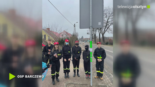 Młodzież rozwieszała odblaski na przejściach dla pieszych