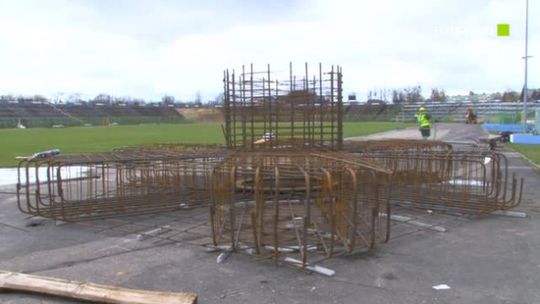 Na stadionie Stomilu trwa budowa oświetlenia