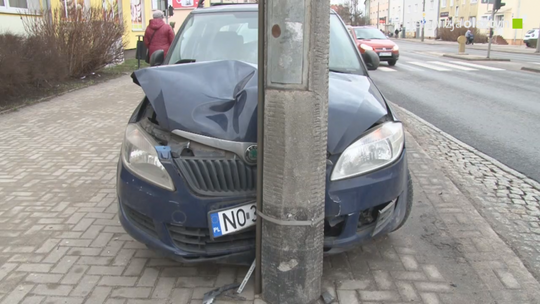 Na Zatorzu zalega wrak przy głównej ulicy 