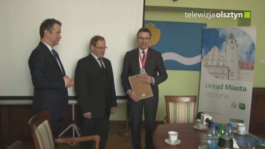 Nagorodzeni fryzjerzy odwiedzili ratusz
