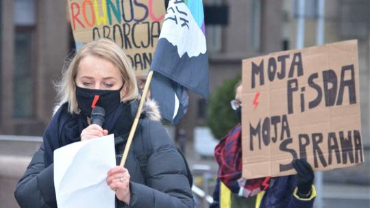 Nauczyciel pozywa posłankę PiS. W tle protesty Strajku Kobiet [ARTYKUŁ]