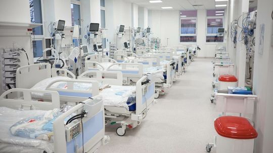 Nawet 130 tysięcy zakażeń dziennie i nowa odmiana omikrona