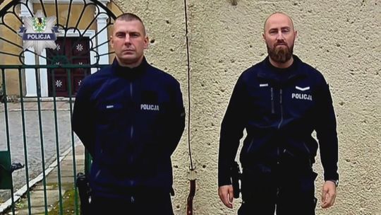 Nie wahał się ani chwili! Policjant wskoczył do jeziora, by uratować nastolatkę
