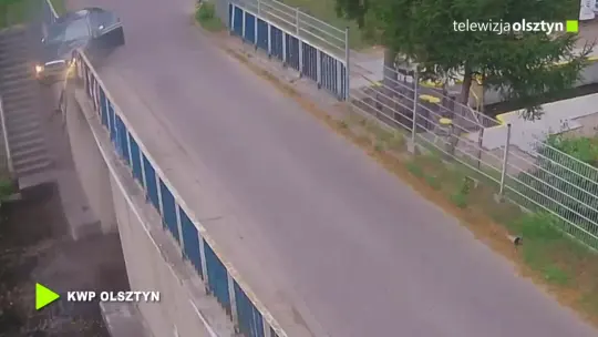 Nietrzeźwa kierująca uderzyła w barierę mostu