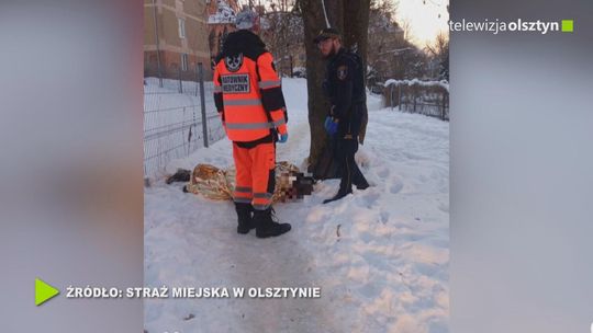 Nietrzeźwy mężczyzna leżący na chodniku