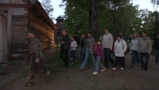 Nocne wsi podglądanie w olsztyneckim Skansenie