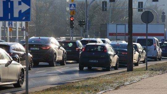 Nowe wjeżdża na polskie drogi. Ładowarki przy trasach i mniej spalin w powietrzu