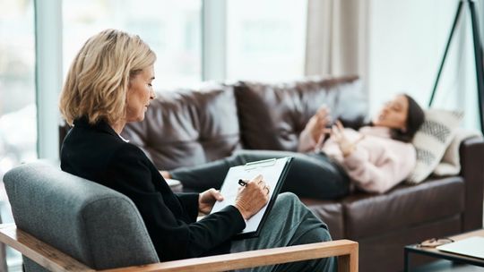 O pomoc psychoterapeuty będzie jeszcze trudniej? 10 tys. osób może stracić prawo wykonywania zawodu [ARTYKUŁ]