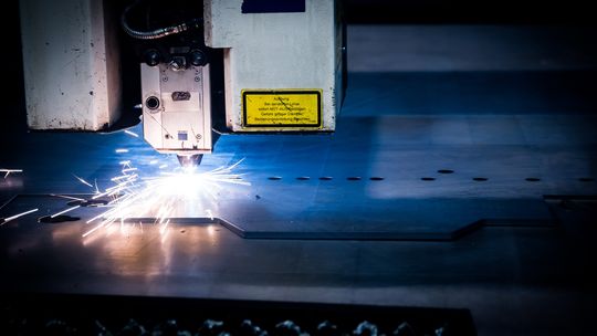 Obróbka CNC – jak sprawdza się w produkcji?