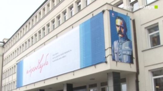 Odsłonięto baner niepodległościowy na budynku Urzędu Wojewódzkiego 