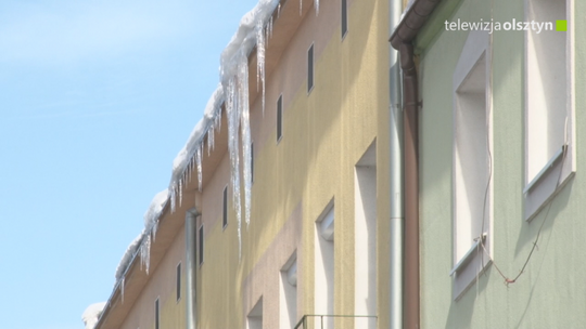 Ogromne sople wiszą nad olsztyńskimi chodnikami