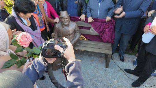 Olsztyn pamięta Tadeusza Machelę. Ławeczka muzyka stanęła przy Wysokiej Bramie