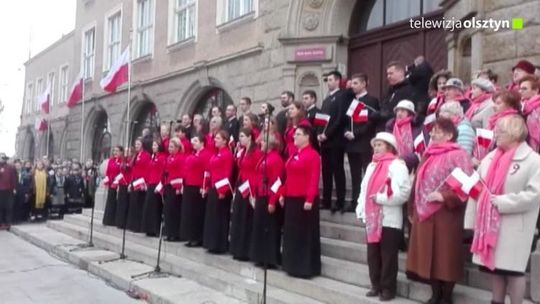 Olsztynianie odśpiewali hymn przed ratuszem