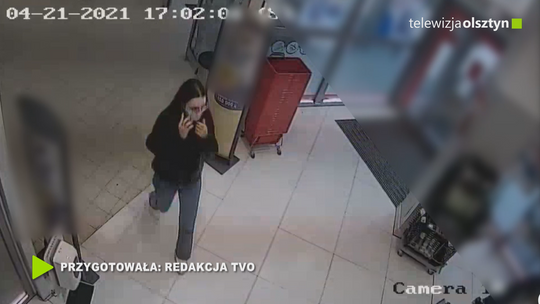Olsztyńscy policjanci ustalają dane personalne kobiety.