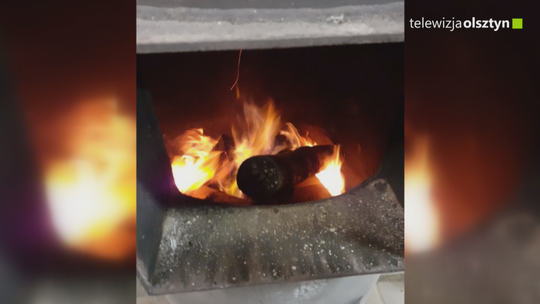 Palili w piecu śmieciami