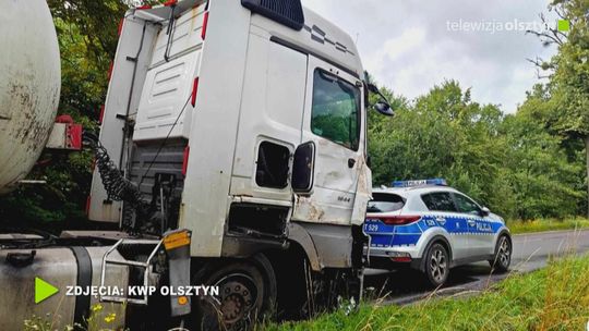 Pękła mu opona i uderzył w drzewo