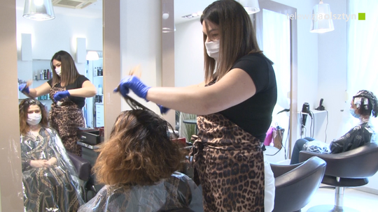 Pierwsze dni salonów fryzjerskich i kosmetycznych w nowej rzeczywistości 