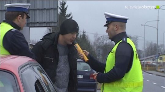 Pijany kierowca bez uprawnień przewoził dzieci