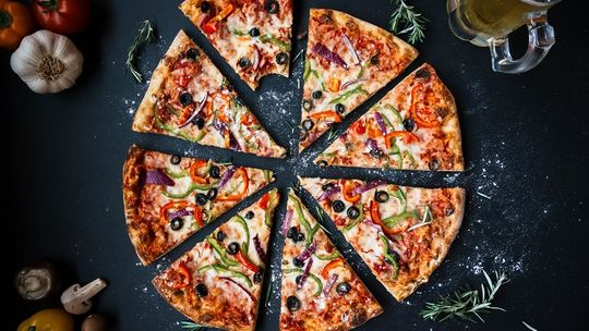 Pizza dla fanów ryb i owoców morza — tuńczyk, anchois i wiele innych