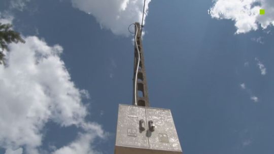 Plaża otwarta ale słup pozostał 