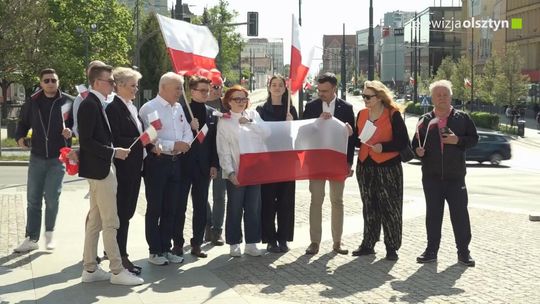 Początek maja w Polsce to czas refleksji i symboli.