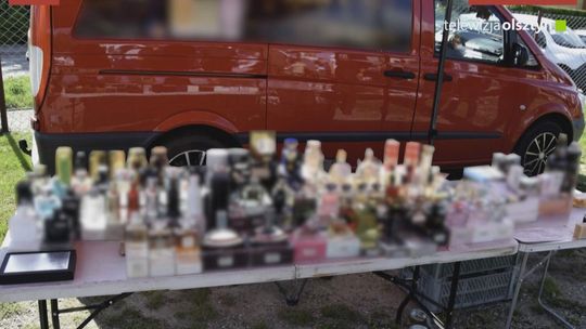 Podrabiane perfumy na targowisku miejskim