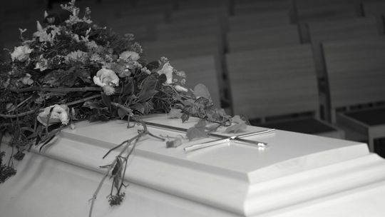 Pogrzeb tradycyjny - jak wygląda ceremonia i jakie są jej etapy?