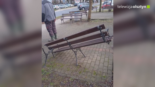 Połamane  ławki i zniszczone ściany budynku na plaży 