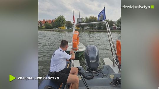 Policjanci doholowali do brzegu uszkodzoną łódź wiosłową