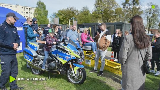 Policjanci na festynie służb mundurowych