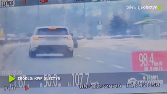 Policjanci pilotowali auto z 2-miesięczym dzieckiem, potrzebującym pomocy