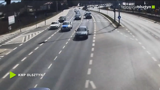Policjanci pomagają rodzącej kobiecie