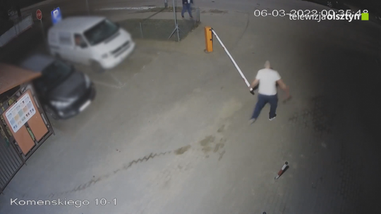 Policjanci poszukują sprawcy uszkodzenia szlabanu