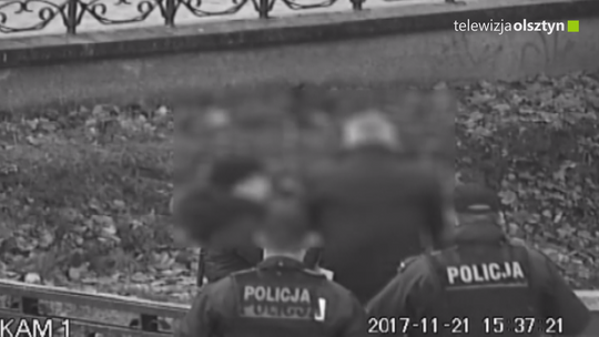 Policjanci uratowali mężczyznę, który chciał skoczyć z mostu
