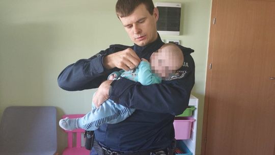 Policjanci zaopiekowali się niemowlęciem. Ich postawa chwyta za serce [ARTYKUŁ]