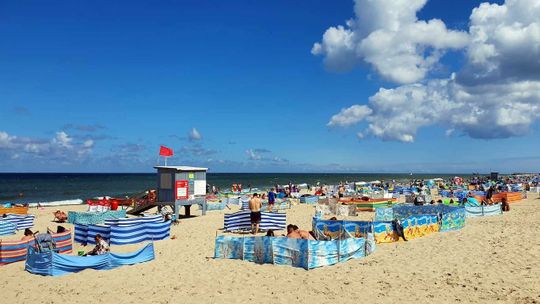 Polskie plaże czeka oblężenie. Brakuje jednak pieniędzy na ratowników [ARTYKUŁ]