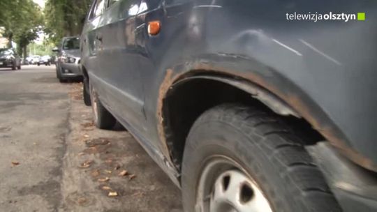 Potrafią miesiącami blokować miejsca parkingowe
