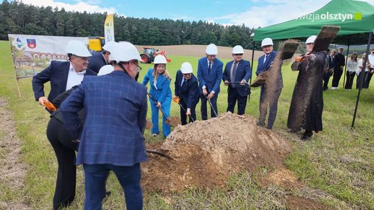 Potrójne święto w Smolajnach. Powiat Olsztyński rozpoczyna budowę nowoczesnego kampusu