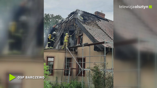 Pożar dachu i elewacji w budynku mieszkalnym