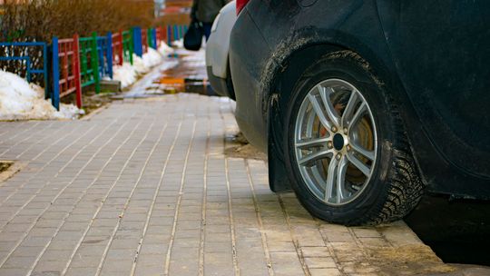 Prawo drogowe. Koniec z parkowaniem na chodniku. Będziemy parkować na drodze dla pieszych [ARTYKUŁ]