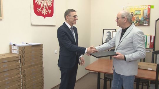 Prezydent Olsztyna Piotr Grzymowicz przekazał laptopy do olsztyńskich placówek edukacyjnych