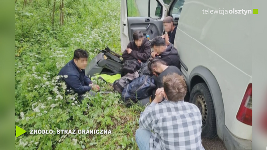 Przerobione auto do przewozu ludzi szykowali do drogi