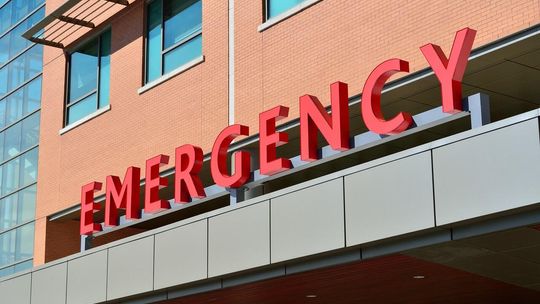 Reanimacja dziecka defibrylatorem i niezbędne akcesoria AED 