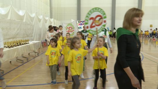 Reniferowy tor przeszkód, bieg narciarza, toczenie kuli śnieżnej i rzucanie śnieżkami do celu.
