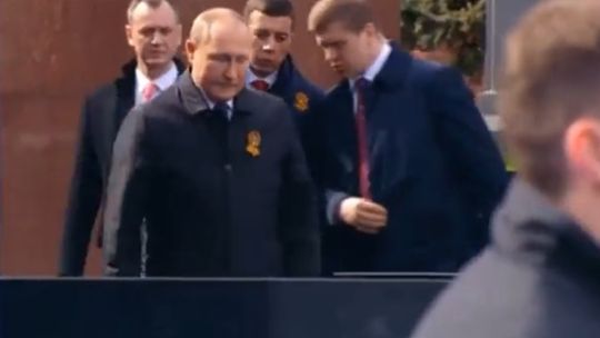 Rosja świętuje, a Putin bredzi o wojnie w Ukrainie [ARTYKUŁ]