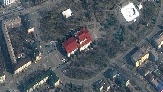 Rosjanie zbombardowali teatr w Mariupolu. Było w nim ponad tysiąc osób, w tym dzieci! [ARTYKUŁ]