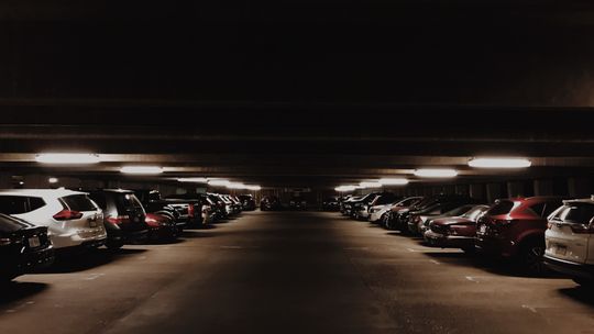 Różne rodzaje blokad parkingowych – jak je wykorzystać?