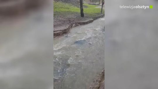 Rwący potok płynie przez park w Jezioranach