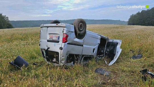 Samochód dachował, kierujący trafił do szpitala