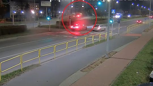 Samochód na prostej drodze wystrzelił w powietrze [WIDEO]